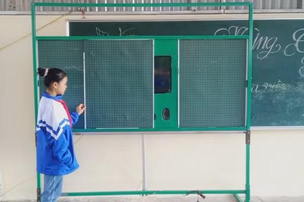 Học sinh sử dụng bảng thông minh do thầy Phạm Thu Trang phát triển. Ảnh: NVCC.