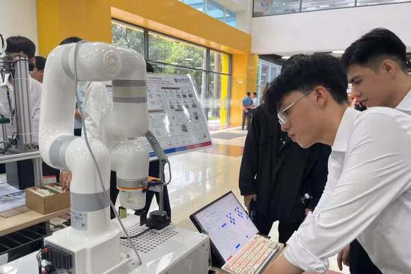 Cánh tay robot có thể tự di chuyển trong nhà máy của sinh viên. Ảnh: Hà An.