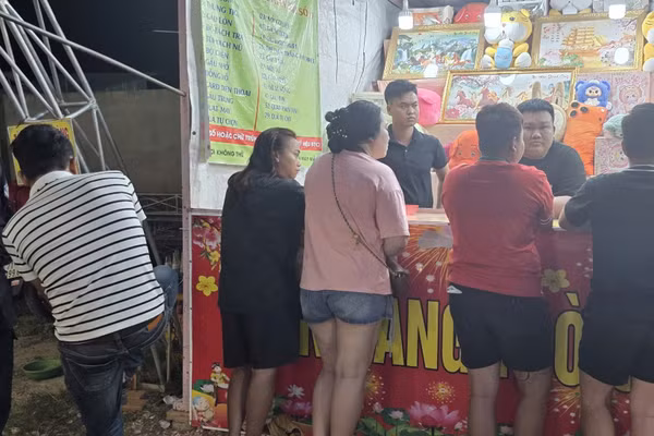 Công an kiểm tra khu vực gian hàng trò chơi bốc thăm trúng thưởng ở Tây Ninh. (Ảnh: Công an Tây Ninh).