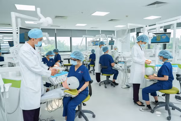Sinh viên khối ngành sức khỏe Trường Đại học Nguyễn Tất Thành trong giờ thực hành. Ảnh: NTCC.