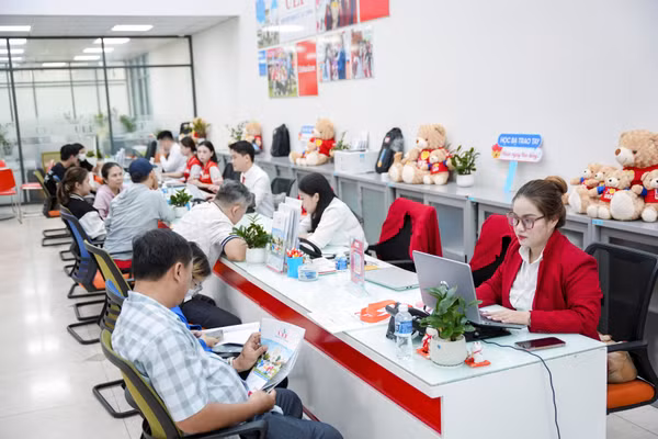 Hoạt động tư vấn tuyển sinh của Trường Đại học Kinh tế - Tài chính TPHCM. Ảnh: UEF.