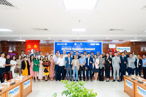 Đại diện nhà trường và doanh nghiệp tại sự kiện HUTECH Business Connect. Ảnh: BTC.