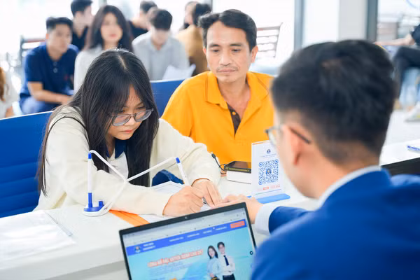Thí sinh muốn cấp học bổng đăng ký xét học bổng tại đây: https://tuyensinh.vhu.edu.vn/