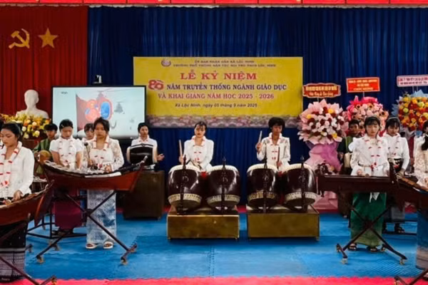 Học sinh Trường PTDTNT - THCS Lộc Ninh trình diễn nhạc cụ dân tộc tại lễ khai giảng năm học 2025 - 2026. Ảnh: NTCC.
