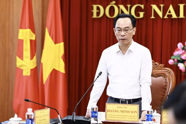 Bộ trưởng Bộ GD&ĐT Hoàng Minh Sơn tại buổi làm việc với lãnh đạo TP Đồng Nai.