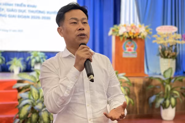 Thứ trưởng Bộ GD&ĐT Lê Quân chia sẻ tại hội thảo. Ảnh: Hà An.