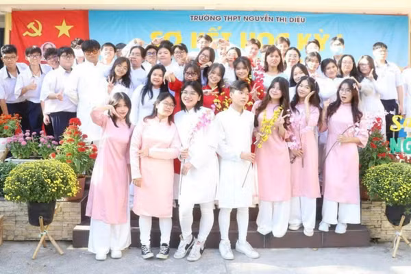 Học sinh Trường THPT Nguyễn Thị Diệu (TPHCM) trong dịp Tết Nguyên đán 2023. 