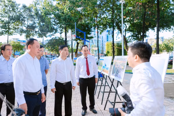 Phó Bí thư Thành ủy Đồng Nai Võ Tấn Đức (áo trắng bên trái) cùng lãnh đạo các sở ngành và địa phương tham quan các tác phẩm ảnh báo chí tại triển lãm. Ảnh: BTC.