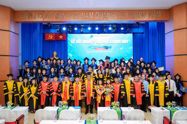 Trường Đại học Mở TPHCM trao bằng tốt nghiệp cho các tân khoa. Ảnh: NTCC.