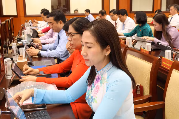 Đại biểu HĐND TPHCM thông qua các Nghị quyết. Ảnh: Cổng TTĐT TPHCM.