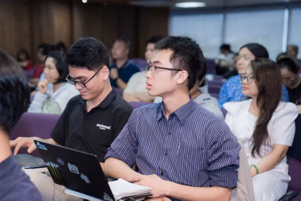 Bạn trẻ tham gia khóa đào tạo tư duy đổi mới sáng tạo và khởi nghiệp. Ảnh: Phúc Uyên.