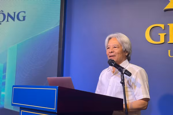 GS.TS Võ Khánh Vinh chia sẻ các vấn đề trong đào tạo nhân lực ngành Luật. Ảnh: Hà An.