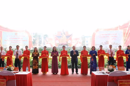 Đại biểu cắt băng khánh thành công trình.