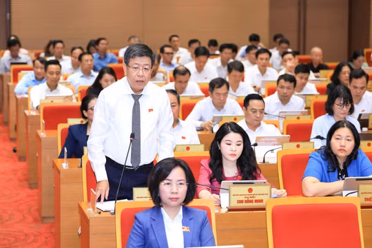 Phó Chủ tịch Thường trực UBND TP Hà Nội Dương Đức Tuấn làm rõ các ý kiến của đại biểu (Ảnh Thái Hùng).