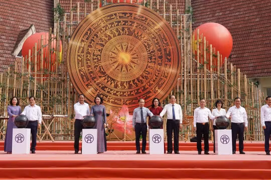 Các đại biểu thực hiện nghi thức phát động hưởng ứng Ngày Văn hóa Việt Nam. Ảnh: BTC.