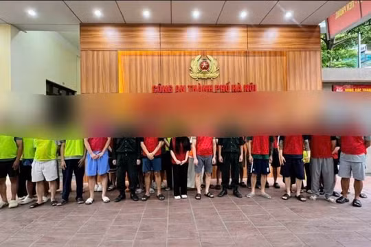 Các đối tượng tại cơ quan cảnh sát điều tra (Ảnh CAHN).