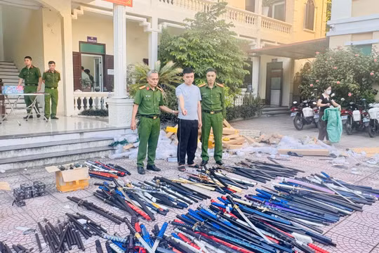 Ninh Văn Thanh và số vũ khí, công cụ hỗ trợ bị lực lượng công an thu giữ.