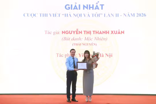 Đại diện Ban tổ chức trao giải Nhất cho tác giả Nguyễn Thị Thanh Xuân.