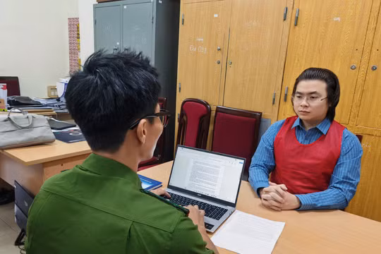 Phạm Tuấn tại cơ quan công an.