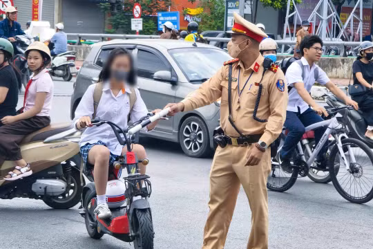 Đội CSGT đường bộ số 4, kiểm tra xử lý học sinh vi phạm tại Kim Ngưu - Thanh Nhàn, sáng 4/9.