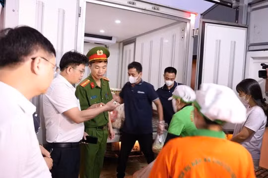 Lực lượng chức năng xã Tam Hưng kiểm tra nguồn gốc thực phẩm tại trường học.