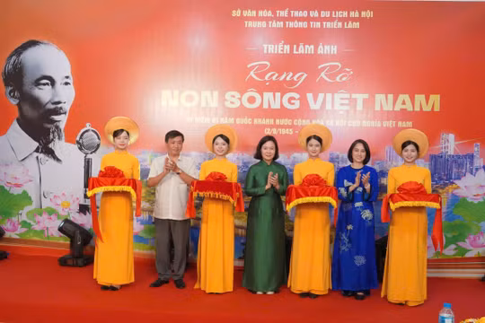 Ban tổ chức khai mạc triển lãm ảnh. 