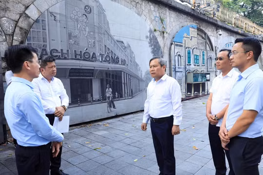 Chủ tịch Hà Nội kiểm tra thực địa khu vực 131 vòm cầu đường sắt phía Nam cầu Long Biên.