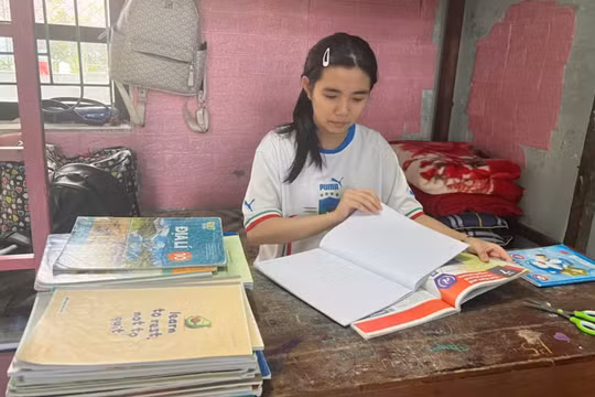 Học bổng đã tiếp sức cho nữ sinh dân tộc Mán đến trường.
