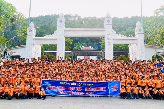 Công ty TNHH Điều hành Du lịch Viễn Anh tổ chức cho học sinh ở Hà Tĩnh đi trải nghiệm khi chưa có giấy phép. (Ảnh: THKN)