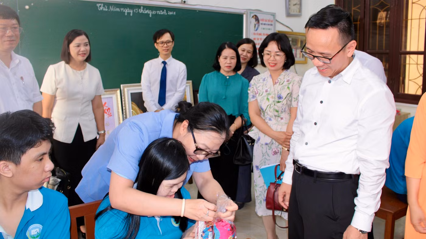 Thứ trưởng Nguyễn Thị Quyên Thanh thăm và tặng quà cho học trò Trường Giáo dục chuyên biệt Hải Phòng.