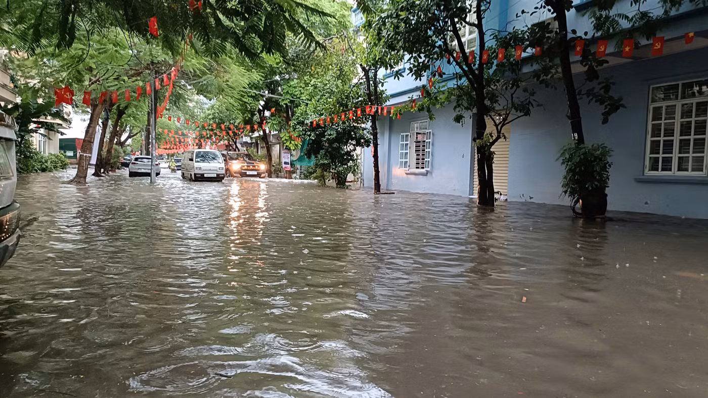 Đường phố Hải Phòng lụt cục bộ sau cơn mưa rào kéo dài.