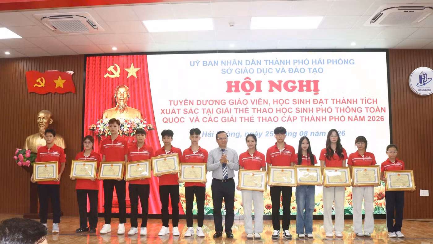 Sở GD&ĐT tặng khen học sinh đạt thành tích cao trong giải thể thao học sinh phổ thông toàn quốc năm 2026.