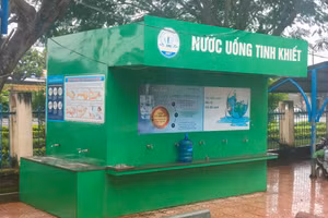Hệ thống máy lọc nước tại Trường Tiểu học và THCS Trần Quang Diệu. (Ảnh: T.H)