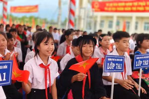 Học sinh tươi cười trong ngày khai giảng.