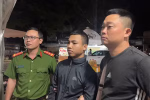Y Ngun Êban (ở giữa) khi bị bắt giữ. (Ảnh S.Đ)