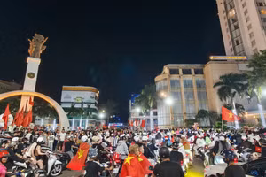 Hàng nghìn người đổ về khu vực Ngã 6, phường Buôn Ma Thuột. (Ảnh: T.H)