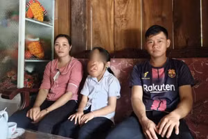 Bố em là Hoàng Phúc Kim (SN 1992), mẹ là chị Triệu Thị Khé (SN 1996), đều là người dân tộc Dao. (Ảnh: Thế Hùng)