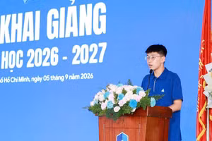 Em Võ Gia Thịnh đại diện cho các tân sinh viên phát biểu tại lễ khai giảng. (Ảnh: NVCC)