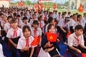 Đưa em đến trường, người chị gửi gắm mong ước về tương lai tốt đẹp