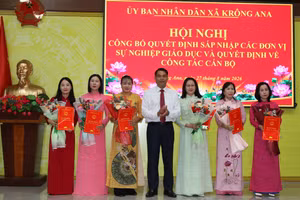 Trao quyết định công tác cán bộ Trường Mầm non Krông Ana.