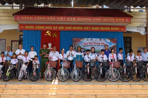15 chiếc xe đạp được các nhà tài trợ gửi đến học sinh nghèo vượt khó. (Ảnh: T.H)