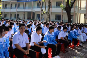 Học sinh tham dự lễ phát động tại Trường THPT Chu Văn An. (Ảnh: T.H)