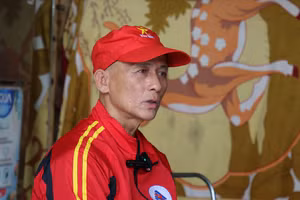 Ông Phan Như Quỳ kể về khoảng thời gian cưu mang, chăm sóc bé N. (Ảnh: Thế Hùng)