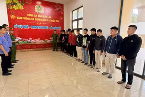 Nhóm bị can tại cơ quan công an. (Ảnh: S.Đ)
