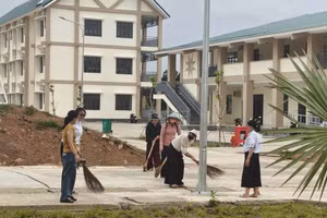 Thầy cô tất bật dọn vệ sinh sân trường. (Ảnh: T.H)