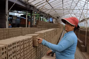 Bà H Nguyet Buôn Đáp (49 tuổi) đã gắn bó với nghề hơn 30 năm. (Ảnh: Thế Hùng)