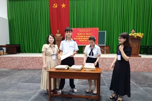 Phó Giám đốc Sở GD&ĐT Đắk Lắk Võ Thị Minh Duyên kiểm tra công tác chuẩn bị tại Kỳ thi. (Ảnh: NT)