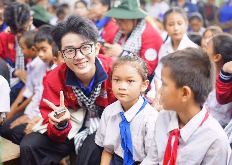 Duy Tân cùng các học sinh tại Lào. Ảnh: NVCC