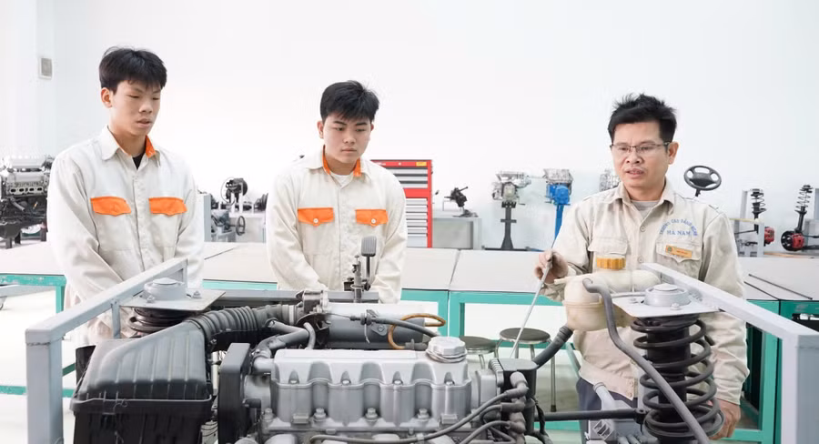 Sinh viên Trường Cao đẳng nghề Hà Nam học về công nghệ ô tô. Ảnh: Đình Tuệ