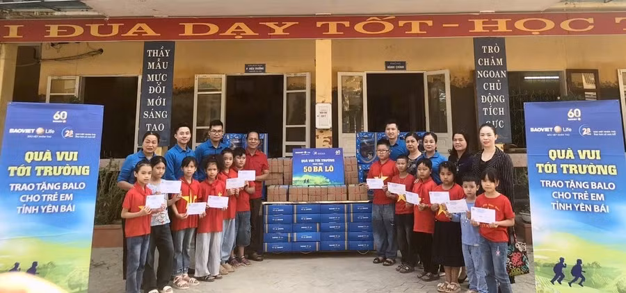 Ông Triệu Tiến Thịnh – Chủ tịch Hội Khuyến học tỉnh trao quà, học bổng cho học sinh các trường bị ảnh hưởng bão số 3 tại TP Yên Bái. Ảnh: Đức Hạnh